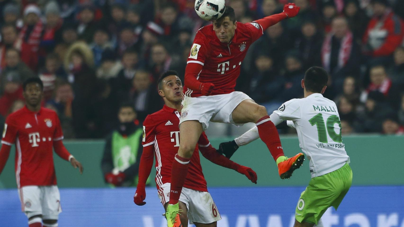 Robert Lewandowski cabecea un balón.