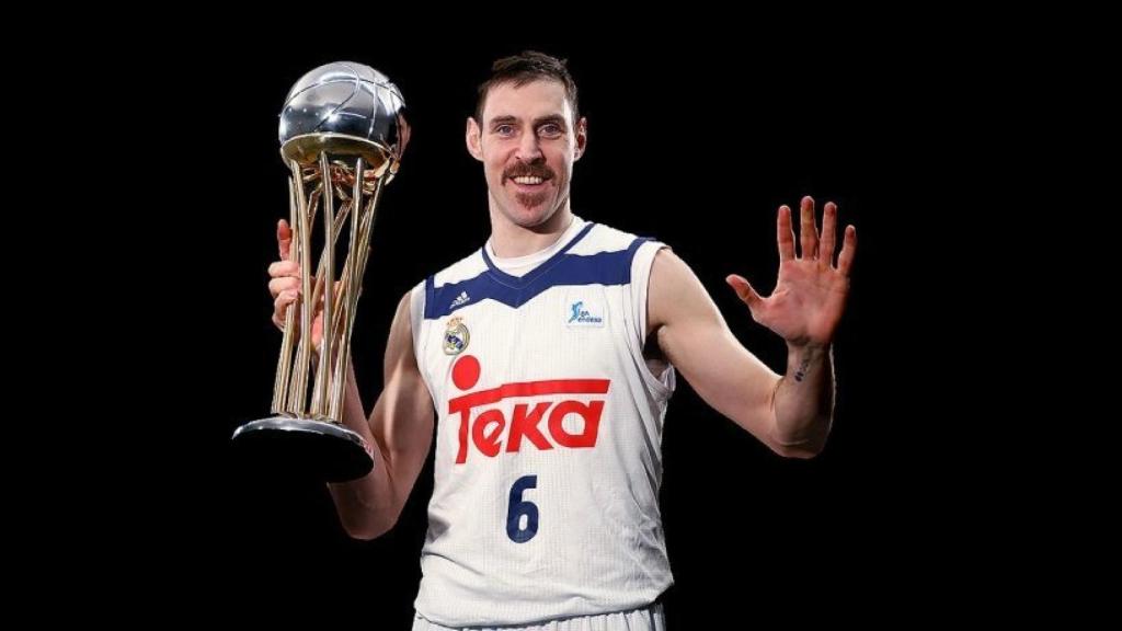 Nocioni posa con la Copa del Rey