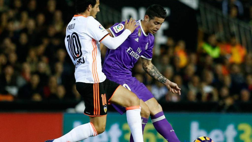 James pelea un balón contra Parejo
