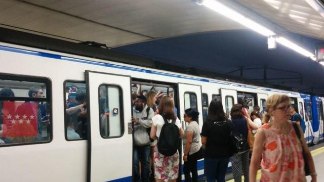 Imagen de archivo del Metro de Madrid en hora punta.