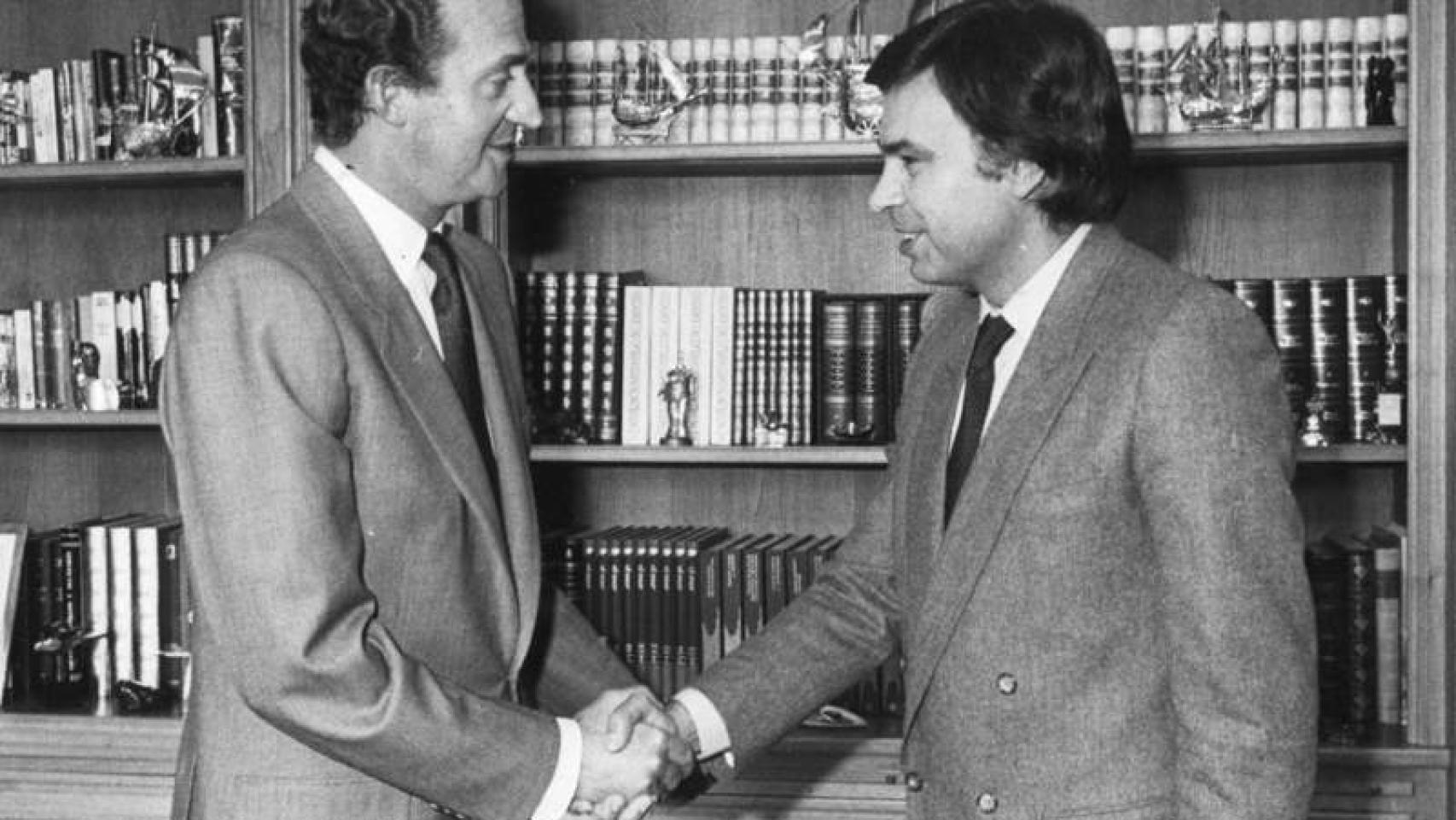 El rey Juan Carlos saluda a Felipe González.