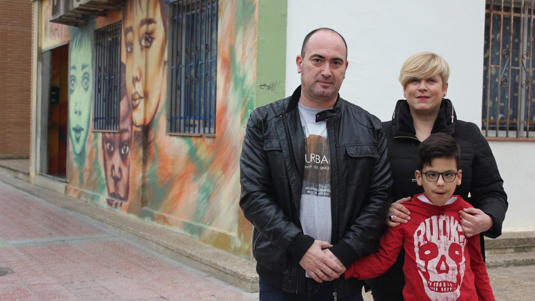 Miguel, junto a sus padres Alberto y Arantxa en la ludoteca.