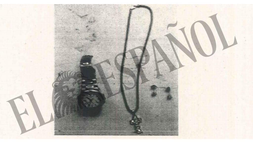 Las joyas encontradas a la víctima.