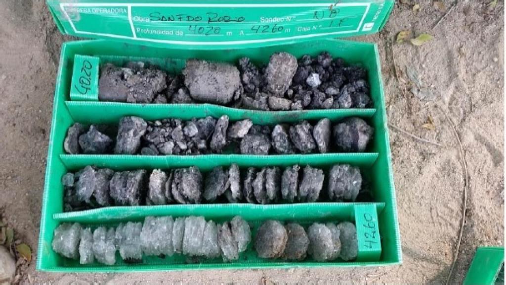 Testigo del sondeo con cristales de sal en la parte inferior.