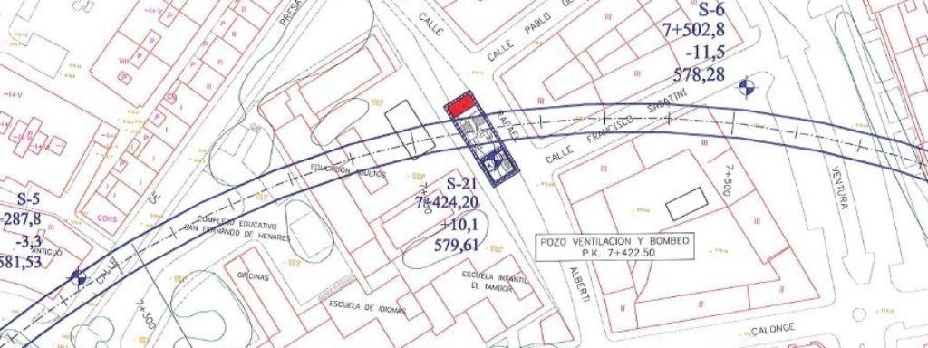 El trazado del túnel en San Fernando de Henares y, en medio, el pozo de bombeo.