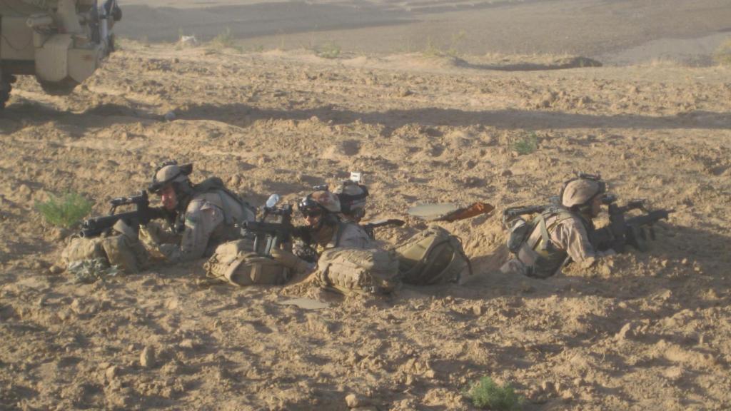 Soldados españoles repelen uno de los ataques de los insurgentes.