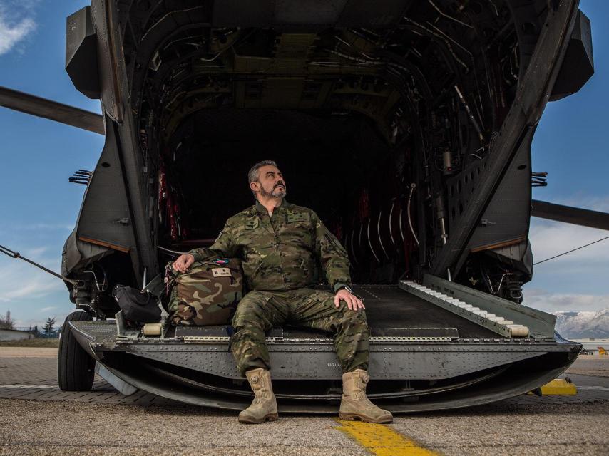 El comandante Barbancho posa en la base de Colmenar Viejo.