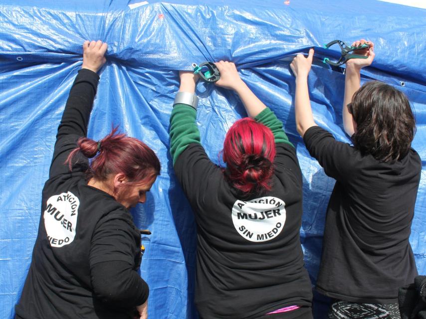 De las ocho mujeres que comenzaron la huelga de hambre quedan cuatro. También han acampado.
