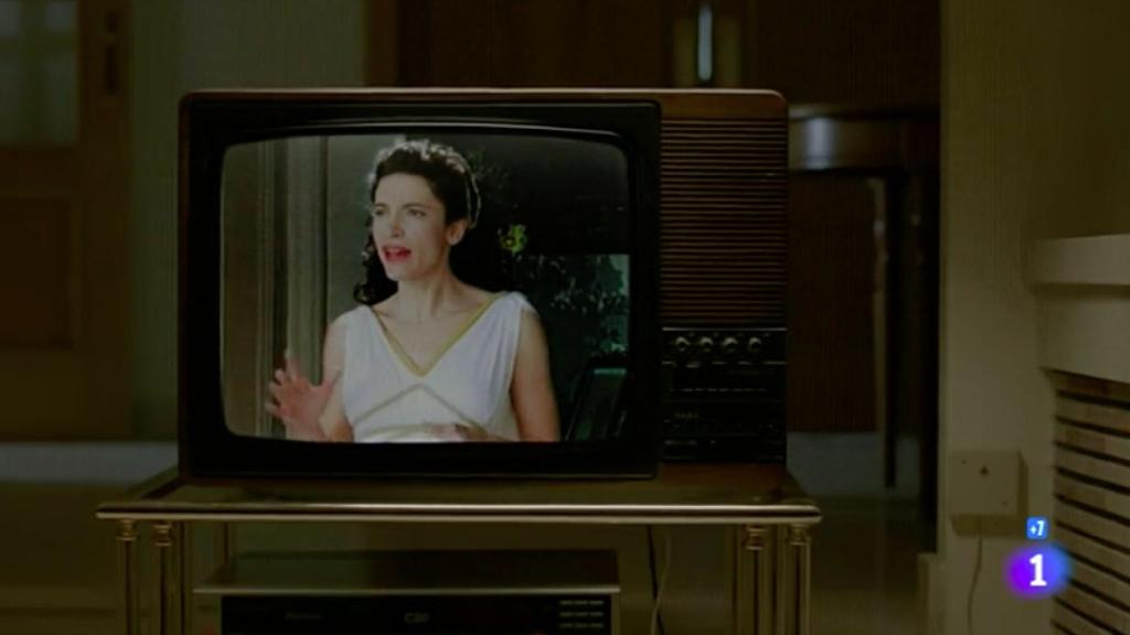 El guiño de 'Cuéntame' a la serie 'El baile' de TVE en 1985