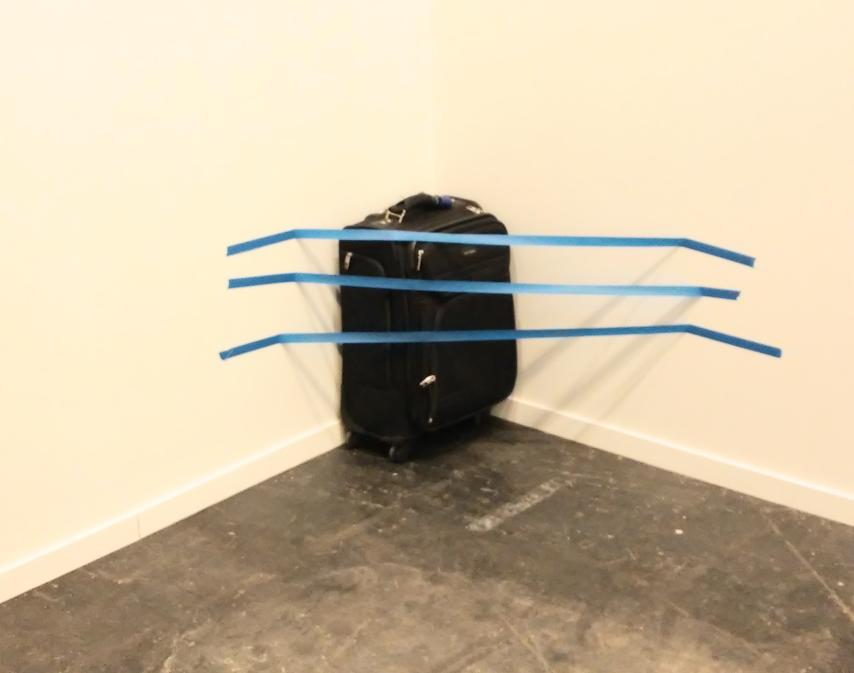 ¿La maleta olvidada en una esquina u obra de arte?