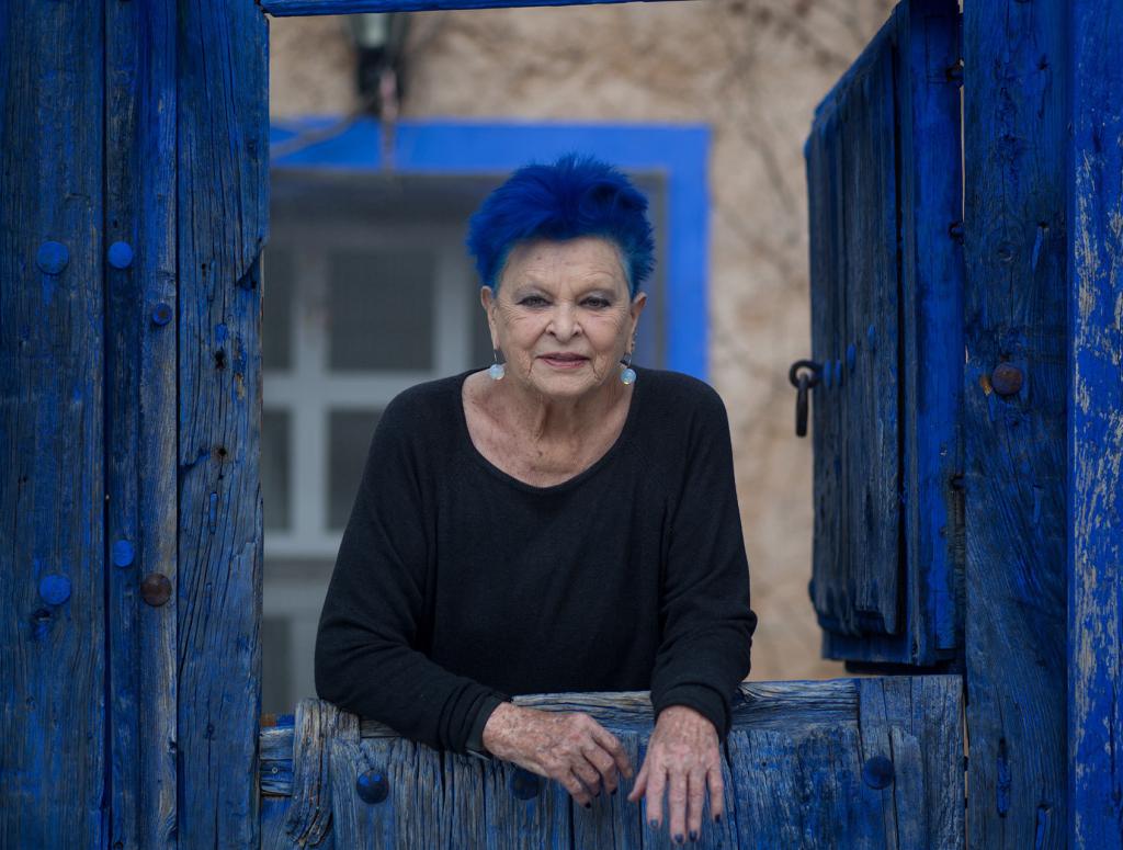 Lucía Bosé en la puerta de su casa.