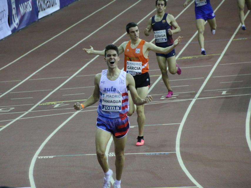 Paniagua celebra con rabia la victoria por delante de García y Zúñiga.