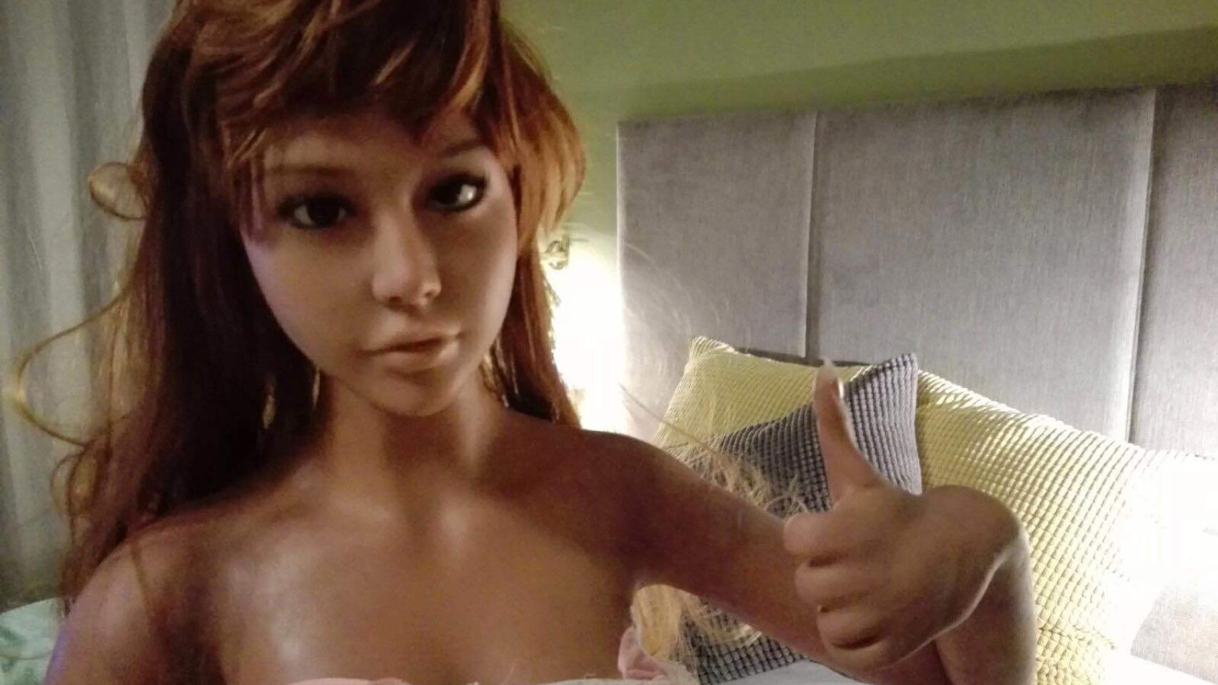 Lily, asiática, 1,61 de altura y 40 kilos de peso, es una sex doll.