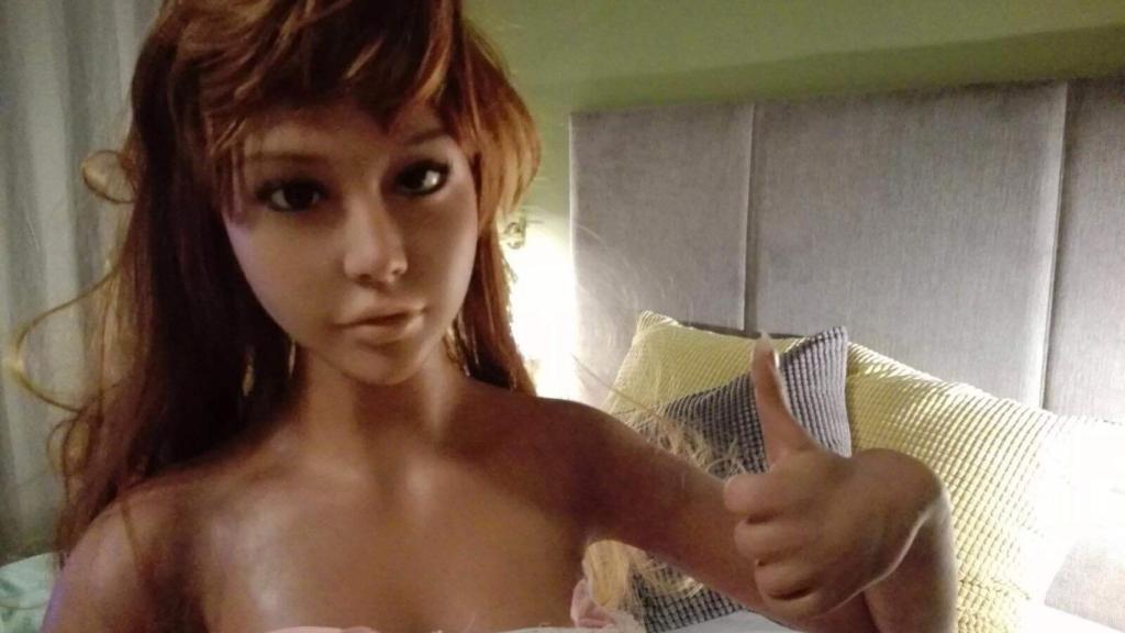 Lily, asiática, 1,61 de altura y 40 kilos de peso, es una sex doll.