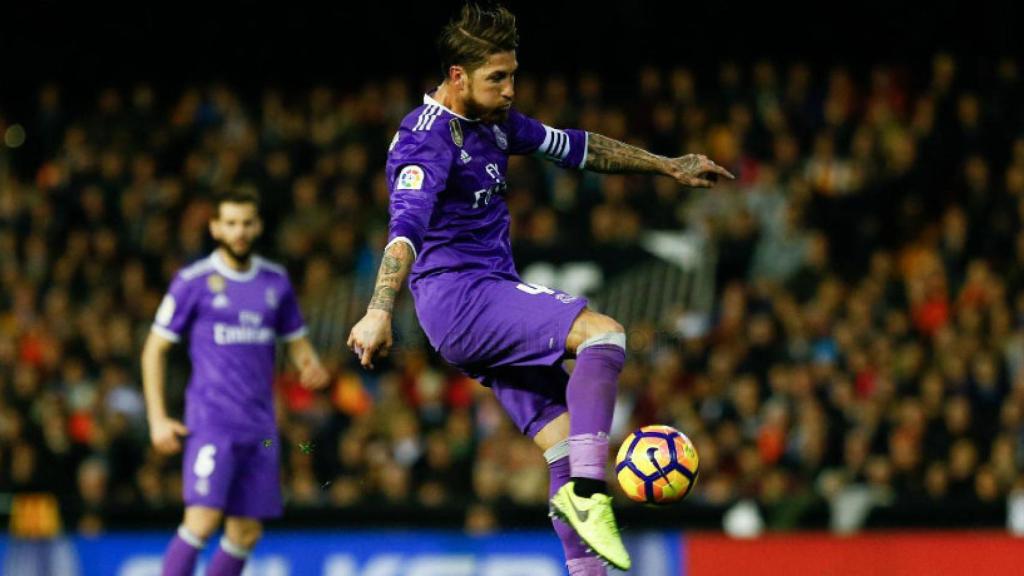 Sergio Ramos despeja un balón ante el Valencia