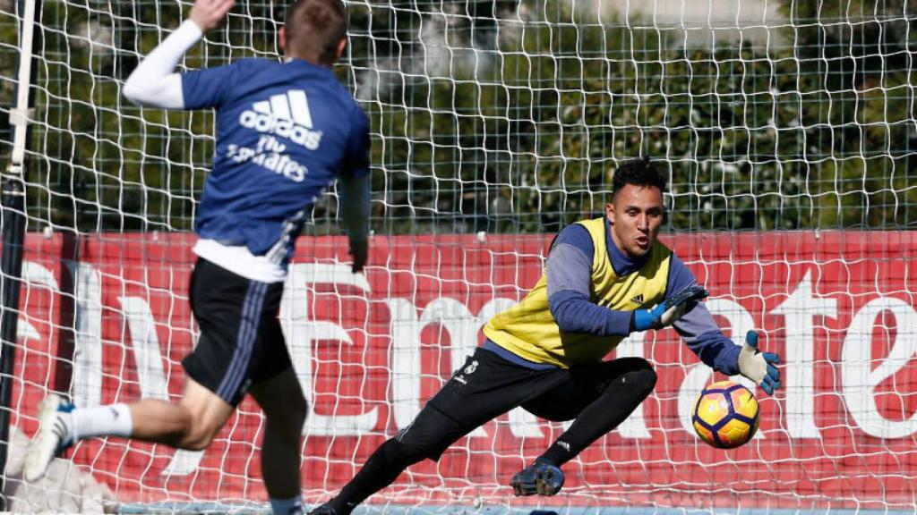 Keylor logra parar el balón directo de Kroos
