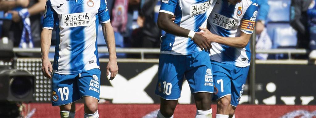 Jugadores del Espanyol celebran un gol.