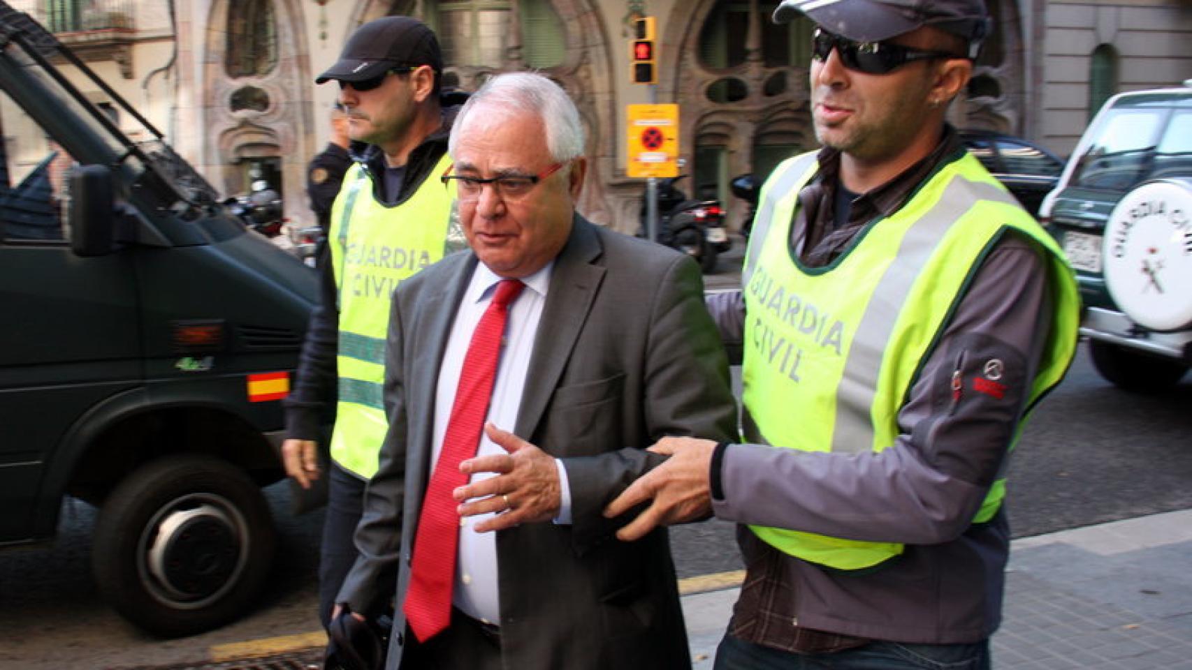 El tesorero de CDC, Andreu Viloca, saliendo de su domicilio tras su detención.
