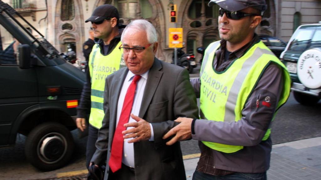 El tesorero de CDC, Andreu Viloca, saliendo de su domicilio tras su detención.