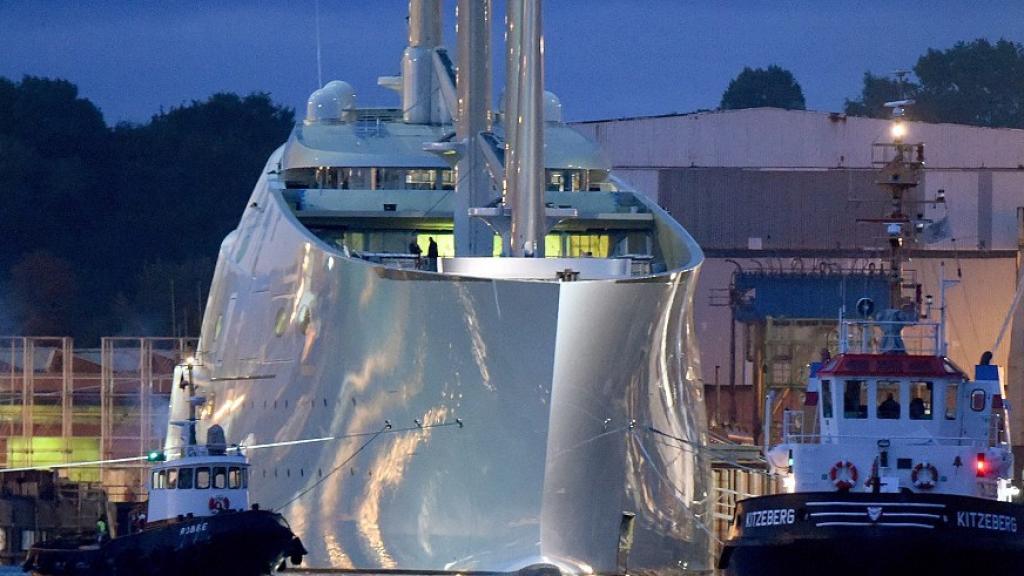 Imagen del velero de noche.