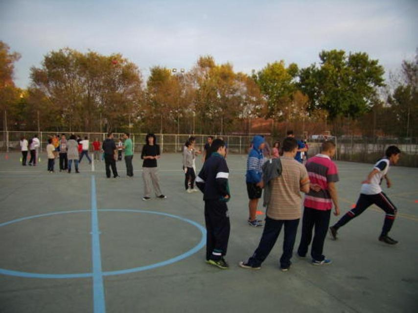 Niños de etnia gitana practican deporte.