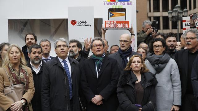 Francesc Homs, acompañado de Artur Mas y otros dirigentes catalanes, antes de partir hacia el Supremo.