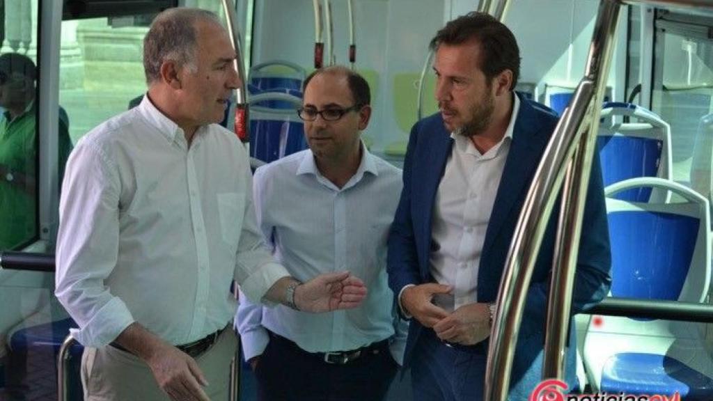 presentacion-nuevos-autobuses-auvasa-valladolid-1-696x464