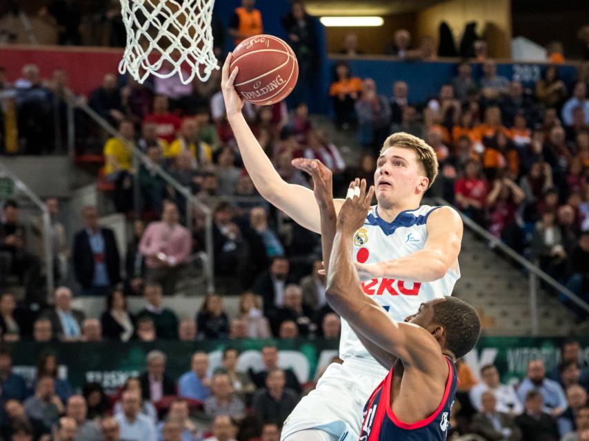 Luka Doncic penetra a canasta contra el Baskonia en semifinales de Copa.