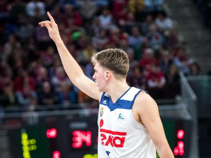 Doncic marcando jugada en la Copa de Vitoria.