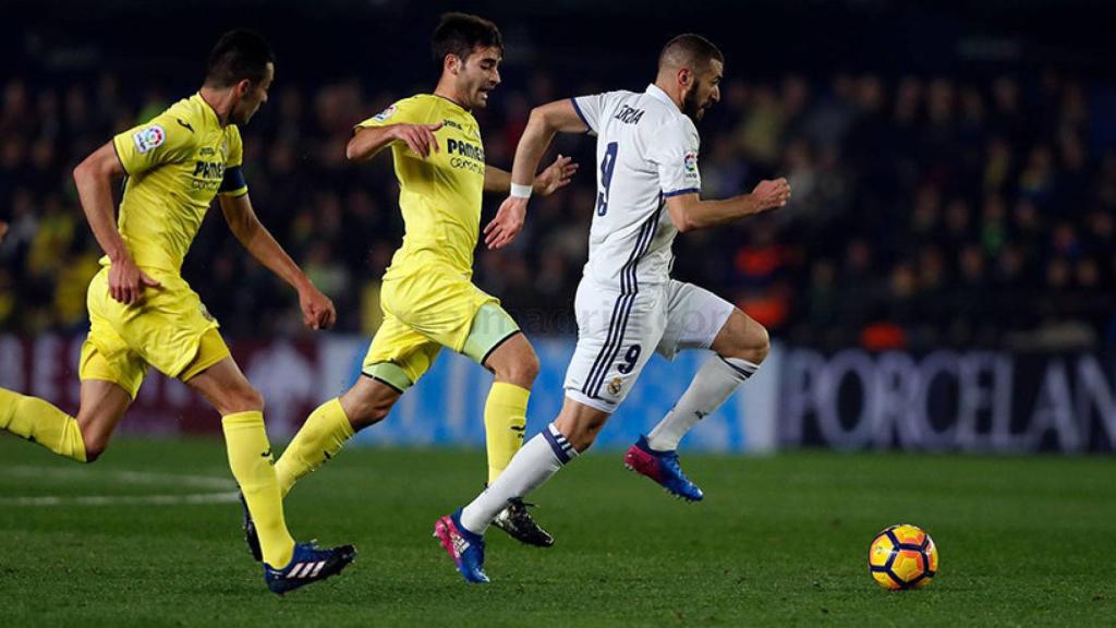 Karim Benzema atacando