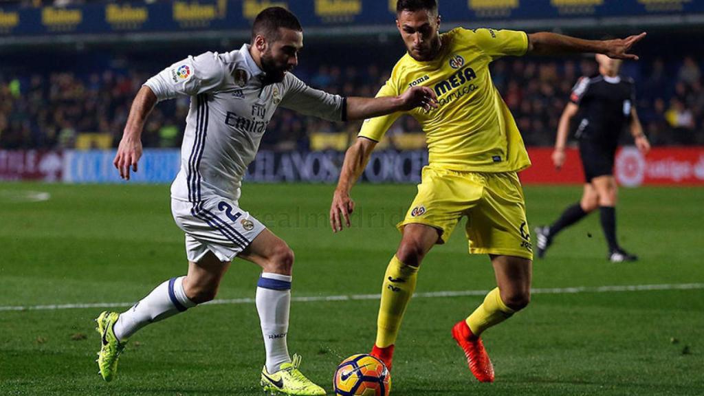 Dani Carvajal luchando un balón