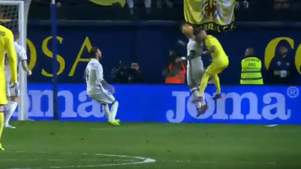 Mano de Manu Trigueros previa a su gol