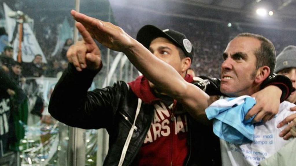 Di Canio saluda a la afición del Lazio tras un partido contra el Livorno en 2006.