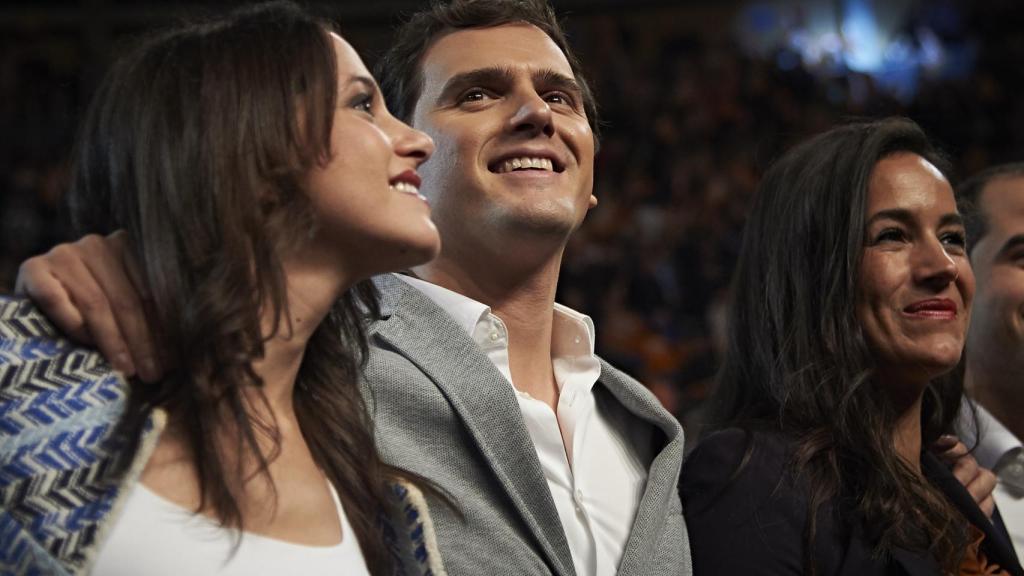 Albert Rivera con las mujeres de su partido.