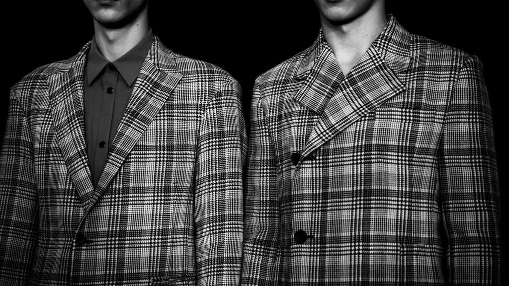 Detalle hombros desfile Dirk Bikkembergs en MFW. | Foto: GETTY