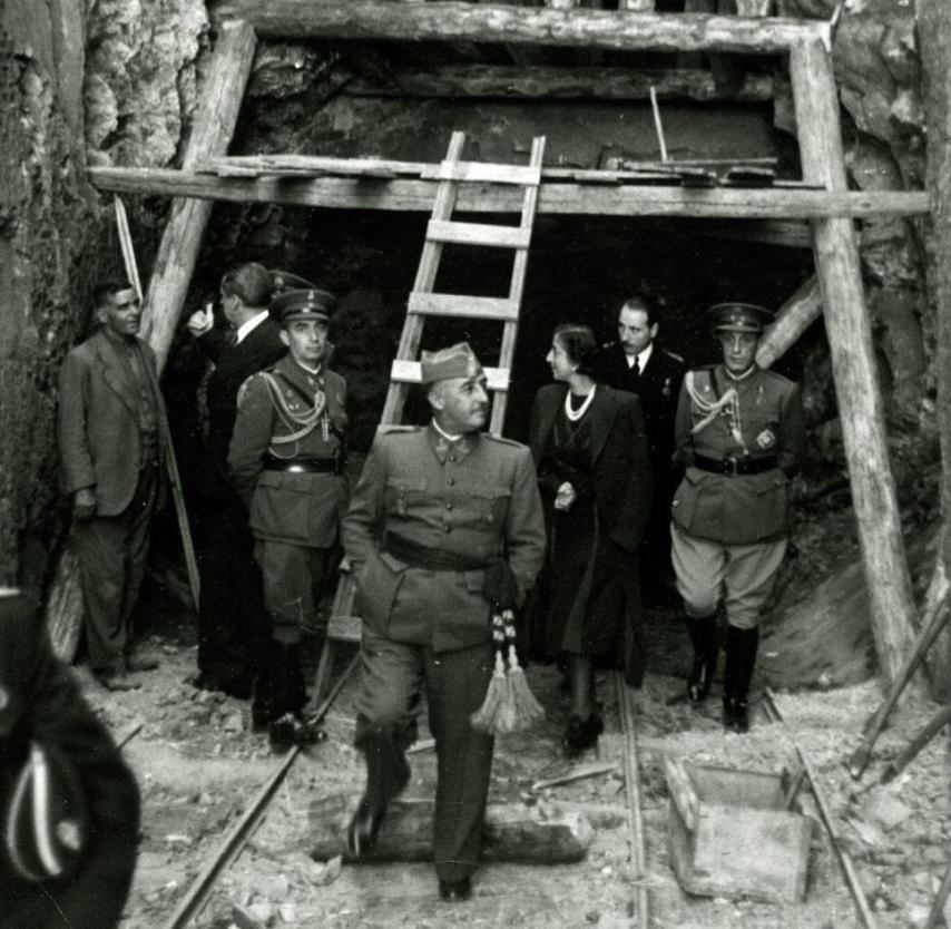 Franco y Carmen Polo visitan las obras de construcción del Valle de los Caídos, en 1940.