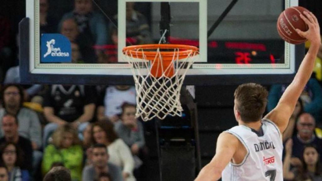 Luka Doncic haciendo un mate