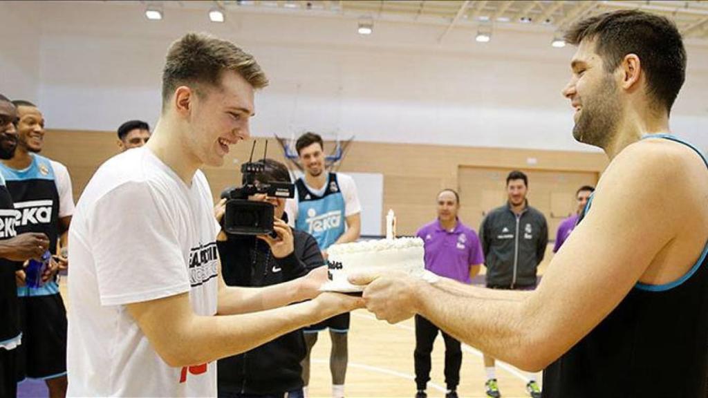 Doncic recibiendo su tarta de cumpleaños