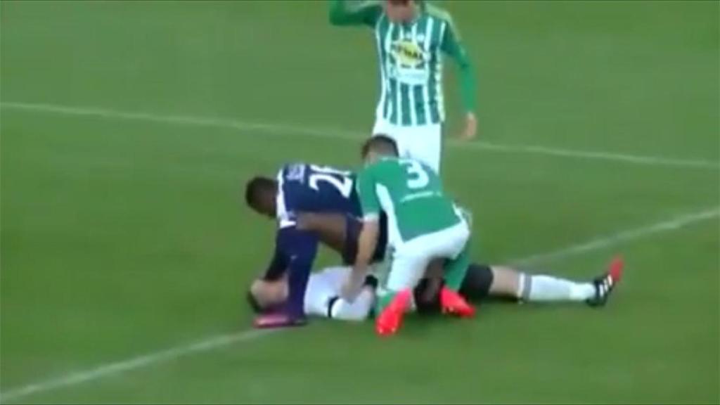 Un jugador salva la vida del portero rival