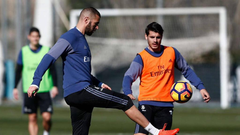 Morata intentando arrebatar el balón a Benzema