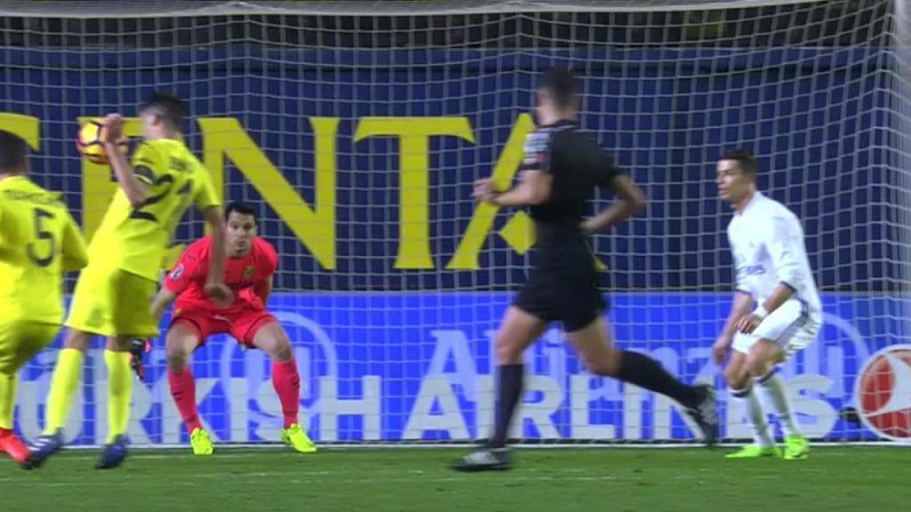 Mano de Bruno sancionada con penalti Fuente: Twitter (@elchiringuitotv)