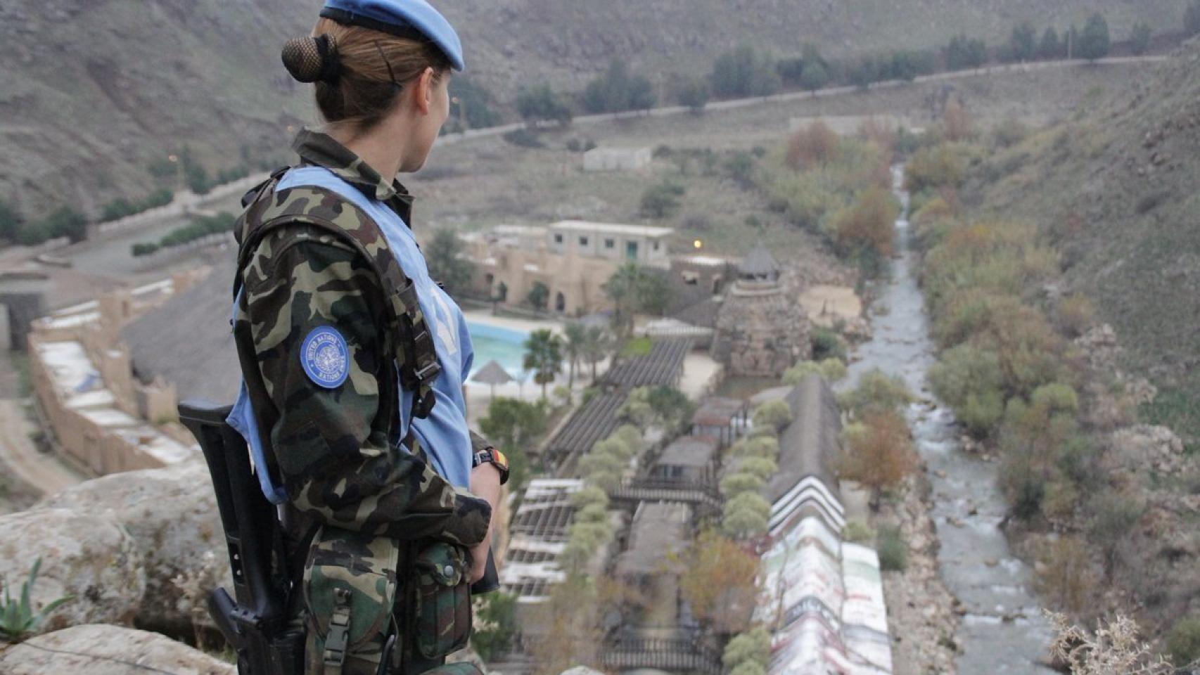 Una soldado española patrulla el sector del rio Wassani en sur del Líbano.