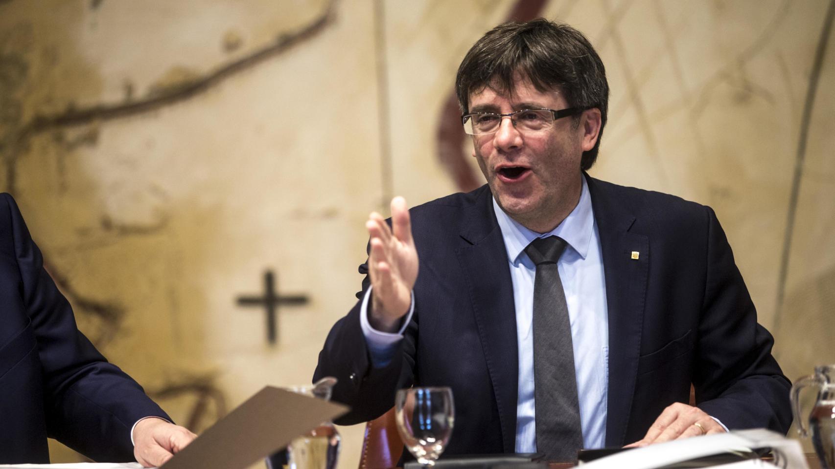 El presidente de la Generalitat, Carles Puigdemont, durante la reunión semanal del gobierno catalán.