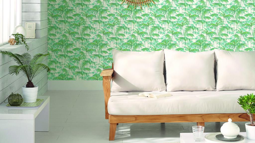 El greenery combina muy bien en papeles pintados con otros verdes y, por supuesto, el blanco. | Foto: Leroy Merlin.