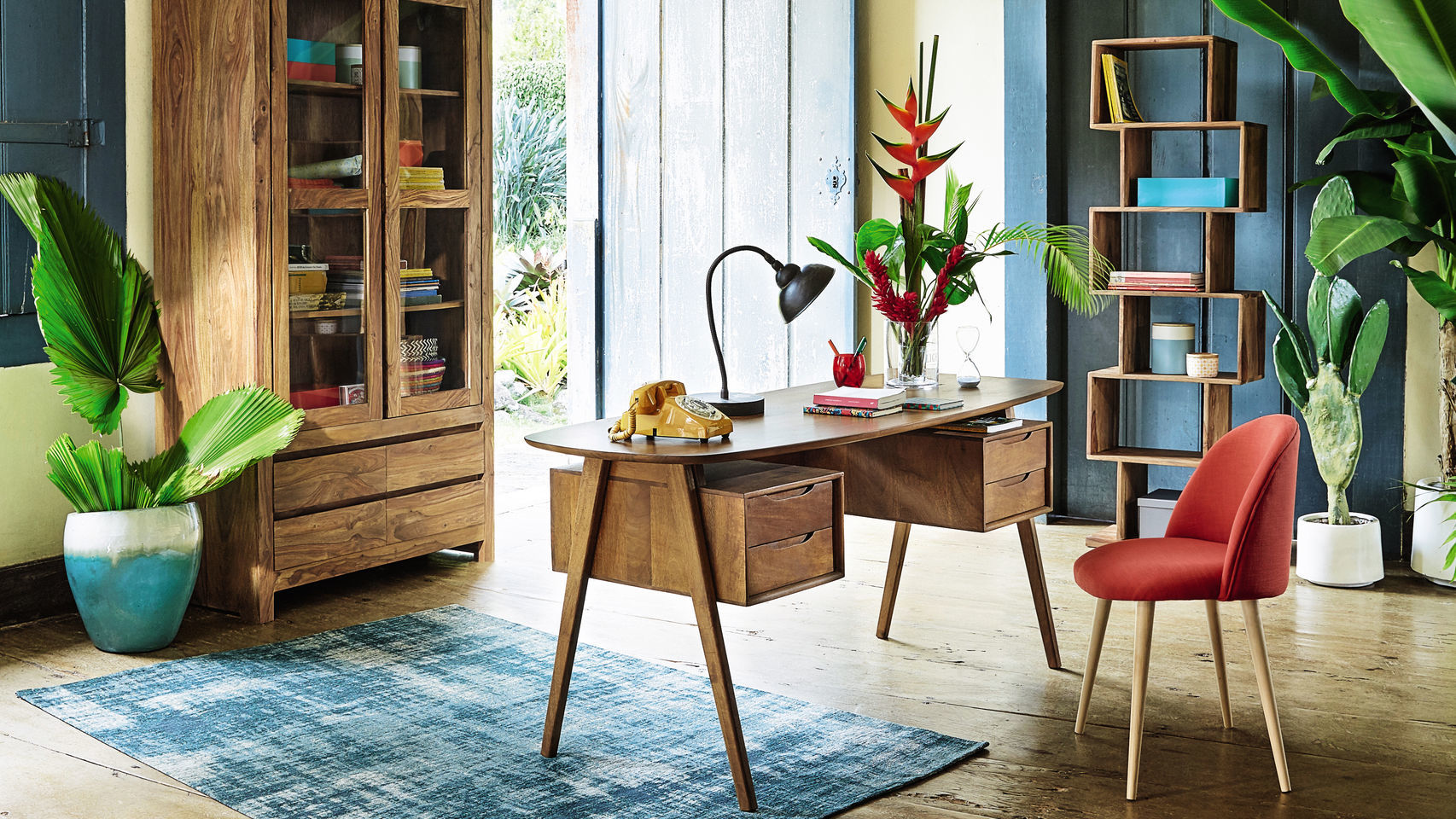 Greenery combinado con madera y materiales naturales. | Foto: Maisons du Monde.