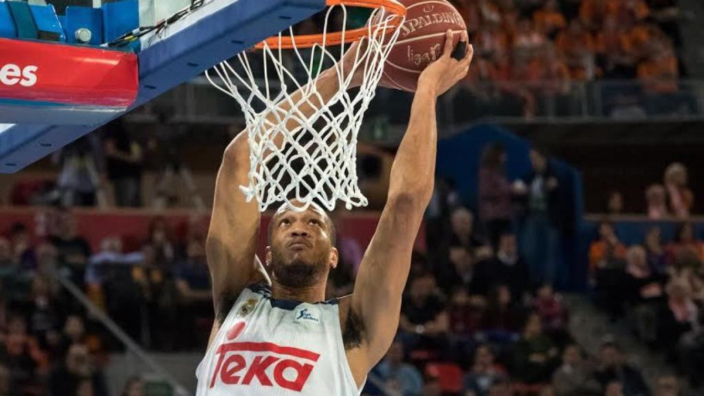 Anthony Randolph machaca el aro contra Valencia Basket.