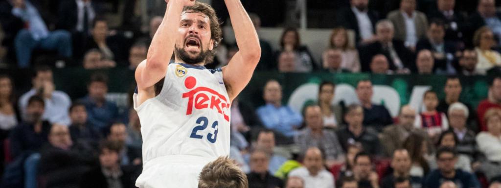 Sergio Llull tira a canasta delante de un defensor.
