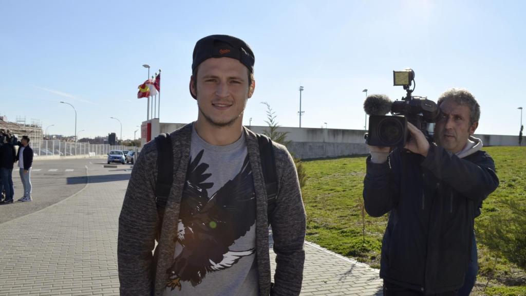 Zozulya llegando a la Ciudad Deportiva.