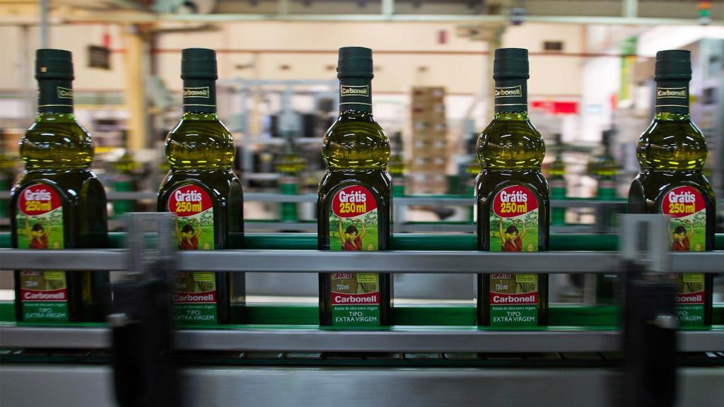 Botellas de la marca Carbonell, propiedad de Deoleo.