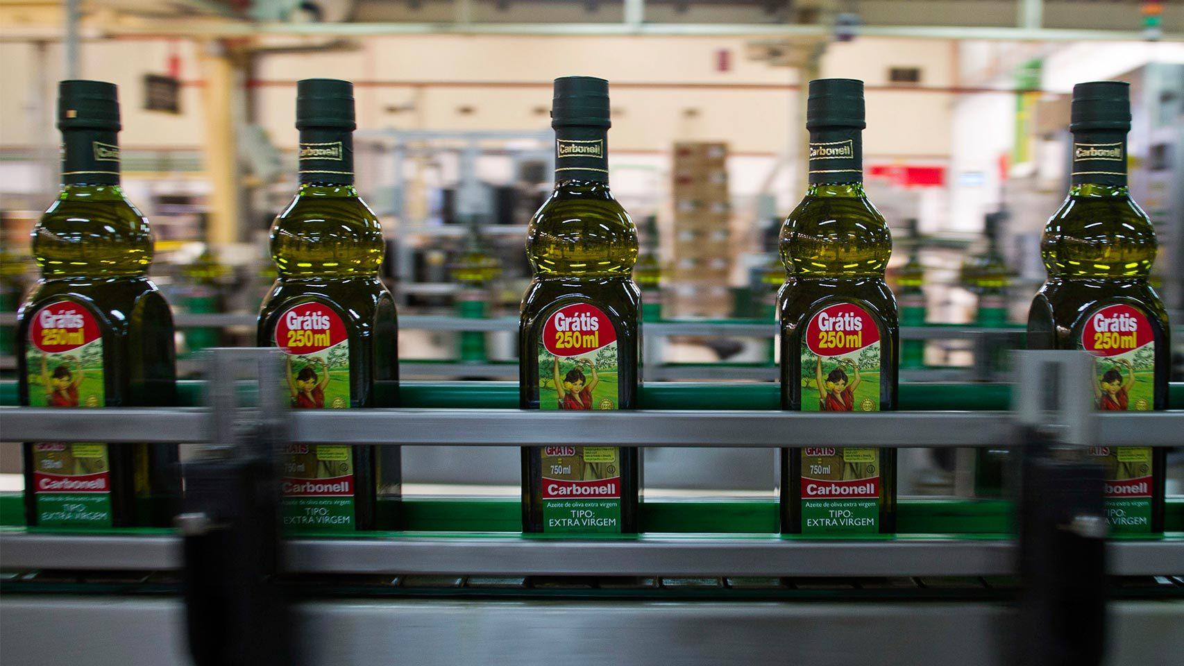 Botellas de la marca Carbonell, propiedad de Deoleo.